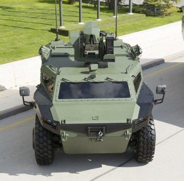 <p>PARS 4X4 </p>

<p>Aracın sudaki arttırılmış manevra kabiliyeti ise, arkasında konumlandırılan iki adet su jeti ile sağlanmaktadır. Araç, suda nokta (Pivot) dönüşü yapabilmekte ve aynı zamanda arzu edildiğinde suda geri istikamete doğru hareket edebilme kabiliyetine sahip.</p>
