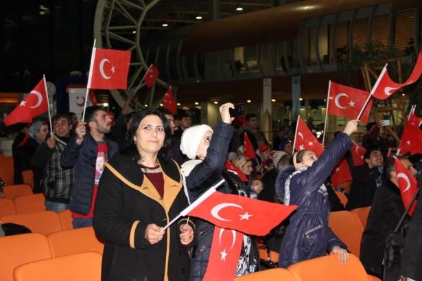 <p>Ahıska Türkü aileler Türkiye'ye getirilirken, bazılarının giydiği Erdoğan tişörtünde yazan not dikkati çekti.</p>
