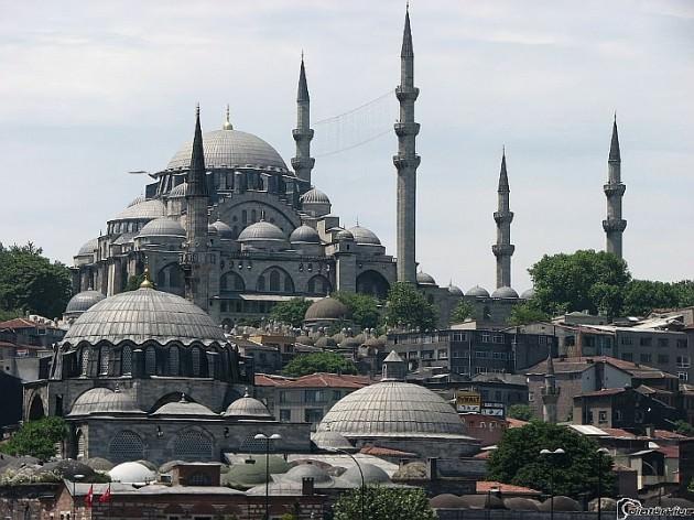 <p>RÜSTEM PAŞA CAMİİ: Kanuni Sultan Süleyman'ın Sadrazamlarından ve aynı zamanda kızı Mihrimah Sultan'ın kocası olan Damat Rüstem Paşa için Mimar Sinan'a yaptırıldı (1561). Caminin yerinde önce Halil Efendi Mescidi vardı. Bu mescidin yeri çukurda kaldığı için Mimar Sinan, mescidin altına dükkânlar yaparak bir subasman meydana getirdi. Rüstem Paşa Camii, mescidin yerinde kuruldu.</p>