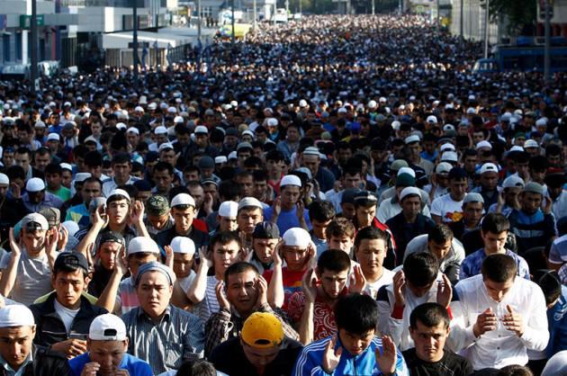 <p>Tatar, &Ccedil;e&ccedil;en, İnguş, Dağıstanlı ve diğer Rus etnik M&uuml;sl&uuml;manların yanı sıra Rusya'ya &ccedil;alışmaya gelen Bağımsız Devletler Topluluğu &uuml;lkeleri vatandaşları da bayram namazında bir araya geldi.</p>