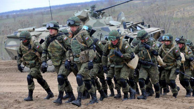 <p>Rusya Devlet Başkanı Vladimir Putin, büyük bir askeri tatbikat kararı almıştı. Rusların Zapad 2017 adını verdiği tatbikata yaklaşık 100 bin asker katıldı.</p>
