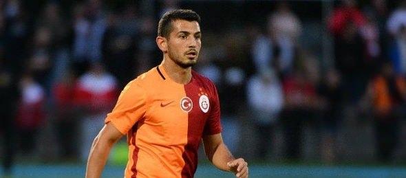 <p><strong>EMRAH GELDİ VE GİDİYOR</strong></p>
<p> </p>
<p>Riekerink, Sabri’yi sağ açıkta oynatmayı düşündüğü için yeni transfer Emrah Başsan’ın kiralanması gündeme geldi. Performansı da beğenilmeyen Emrah’ı üç kulüp istiyor. Yönetim de bu oyuncunun kiralanması için menajeri Ogan Tarhan ile bir görüşme yapacak.</p>