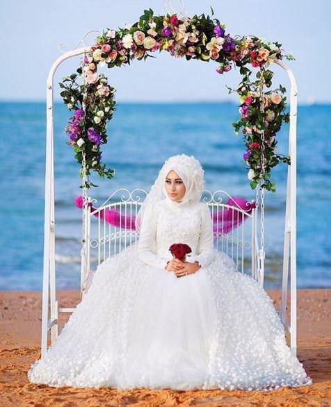 <p>Düğün günlerinin gelin için en anlamlı parçası olan gelinliği alındıktan sonra ufak bir dokunuş ile masumluk katacak gelin buketi modellerini sizler için derledik.</p>
