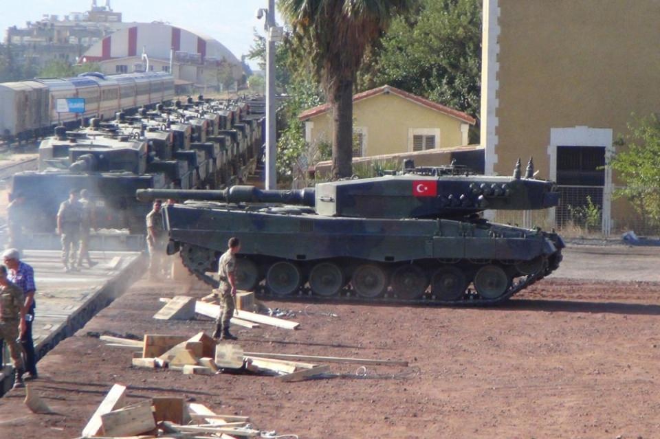<p>Trenle ilçeye ulaşan A2-4 tankları burada vagonlardan indirilerek, 106 topçu alay komutanlığı kışlasında yerini aldı.</p>
