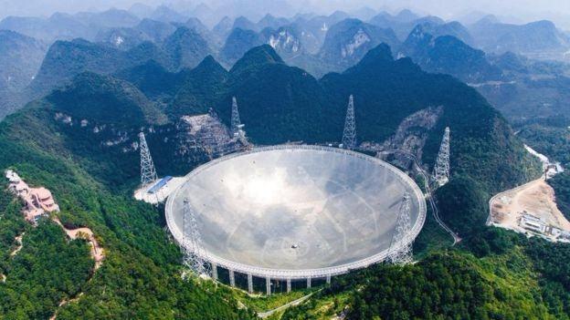 <p>Çin, uzaydaki yaşamı araştırmak amacıyla yaptığı dünyanın  en büyük radyo teleskobunun faaliyete başladığını bildirdi.</p>

