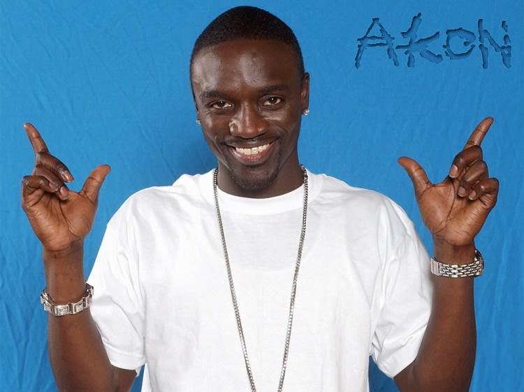 <p><strong>Akon</strong></p>

<p>Şarkı sözleri tarafından Müslüman çevreden tepki alan Akon, doğuştan Müslüman. </p>
