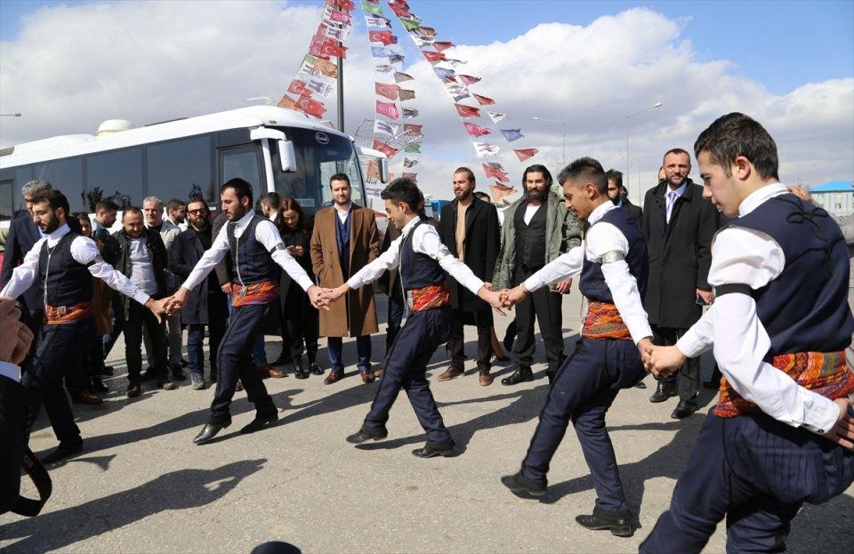 <p>Dizi ekibinin Erzurum Havaalanı'nda bindikleri minibüs kent girişinde durdurularak, atlı cirit, bar ekibi ile mehteran gösterisi yapıldı.  </p>

<p> </p>
