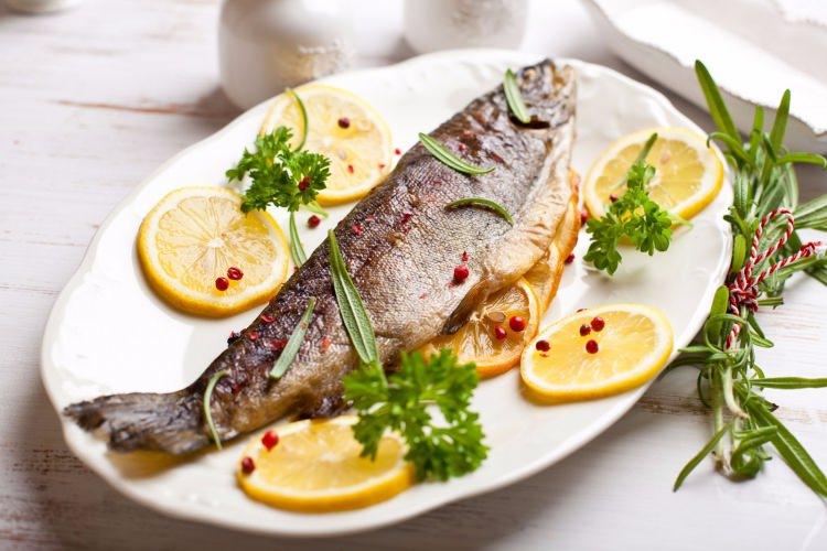 <p>Omega 3, kan damarlarında pıhtı oluşumunu da engelleyerek, damar tıkanıklığını ya da damarlarda yağ birikimini önlüyor. Böylece kalp krizi ve felç riskini azaltmaktadır.</p>
