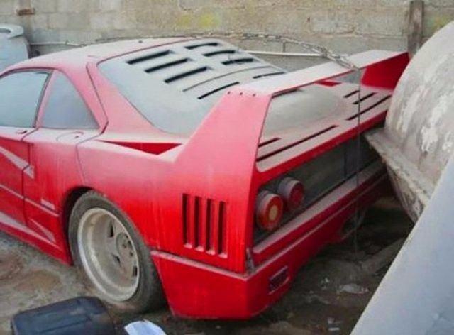 <p><strong>DUBAİ SOKAKLARINDA TERKEDİLMİŞ LÜKS OTOMOBİLLER!</strong></p>
<p>Dubai'de bir kenarda unutulmuş yada çürümeye terkedilmiş Rolls-Royce, Bentley, Ferrari ve Porsche gibi markaları görmek artık sıradan bir olay.</p>
<p> </p>