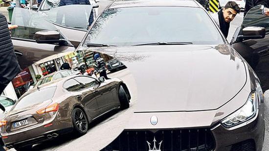 <p>Fenerbahçeli Ozan Tufan, yeni aldığı 744 bin lira değerindeki Maserati otomobiline nişanlısı ve kendi isimlerinin baş harflerinden oluşan 'SOT' plaka yazdırması gözlerden kaçmadı.</p>

