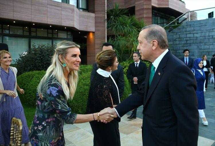 <p>Esra Erol</p>
