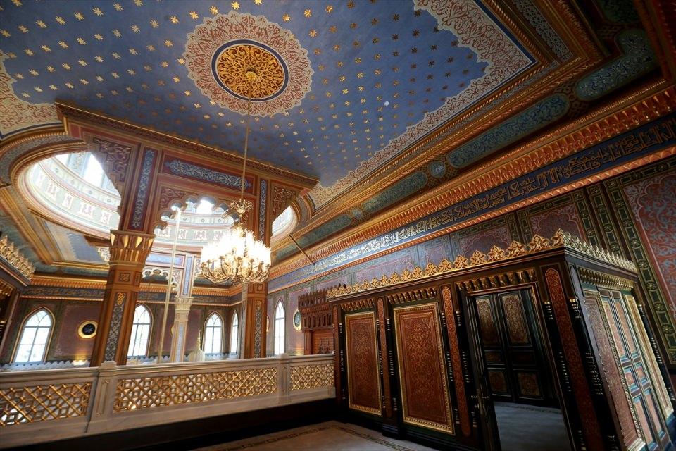 <p>Caminin iç mekanının sağında ve solunda yer alan ahşap kafeslerin de iyi bir marangoz olan 2. Abdülhamit tarafından yapıldığını dile getiren Sarı, "Caminin her iki tarafında simetrik halde bulunan, selamlık dediğimiz ahşap kafesler var. </p>