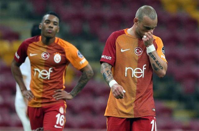 <p>Galatasaray'ın 3-1'lik Kasımpaşa yenilgisi kulüpte taşları yerinden oynattı.</p>

