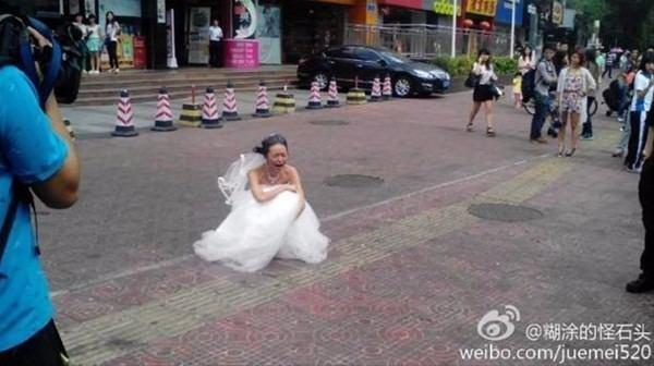 <p>Neye uğradığını şaşıran damat, derhal makyajını silmesini kendisiyle asla bu halde fotoğraf çektirmeyeceğini söyledi.</p>

<p> </p>
