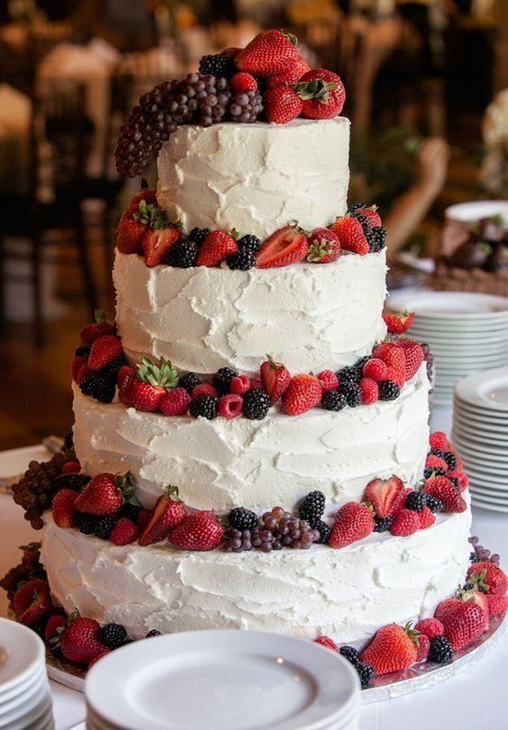 <p>Bu yılın düğün pastaları büyük üzümlerle yada gösterişli çiçeklerle süsleniyor.</p>
