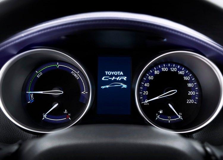 <p><span style="color:#D3D3D3">C-HR 1,2 Turbo’da 4 tekerlekten çekiş seçeneği de var. 1,8 lt’lik hibrit C-HR’de 122 HP’lik benzinli motor görev yapıyor.</span></p>