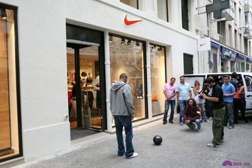 1- Nike Firma kategorisinde Nike yaklaşık 16 milyar dolarlık marka değeriyle 1’inci sırada yer aldı. Spor giyim firmasının kazancı son beş yılda 16 milyar dolardan 24 milyar dolara çıktı. Spor ayakkabısı pazarındaki payı ise yüzde 14’den yüzde 19’a çıktı.
