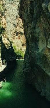 <p>Kanyonda sürpriz yolculuk Fethiye-Antalya arasındaki 18 km. uzunluğundaki Saklıkent, olağanüstü güzellikler sunan bir vadi olarak karşımıza çıkıyor. İlerlemek için kayalara tırmanacağınız mekan size farklı bir deneyim sunacak.</p>