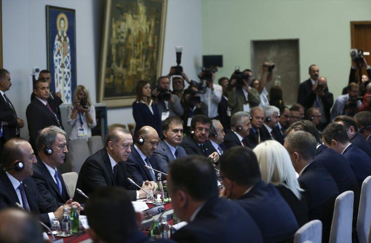 <p>Deutsche Welle'de çıkan haberde, Erdoğan'ın bu temasının Avrupa Birliği'ne karşı "meydan okuma" olduğu ifade edilmişti.</p>