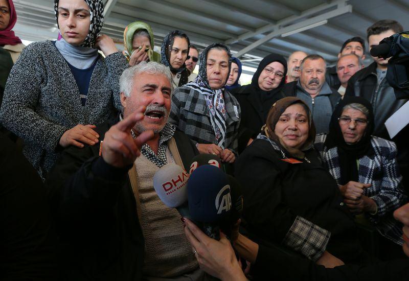 <p>Cenaze töreni sırasında elini havaya kaldıran Diyarbakır Silvanlı baba Fevzi Yenikapı, “Benim oğlum şehit, korkma oğlum baban burada" diye bağırdı. Şehit oğluna 28 yaşında kaybettiği ağabeyinin adını veren Turgutlulu anne Neriman Yenikapı ise, “Vatan sağ olsun. Bu terör bitsin. Başka anneler ağlamasın" dedi. </p>

<p> </p>

