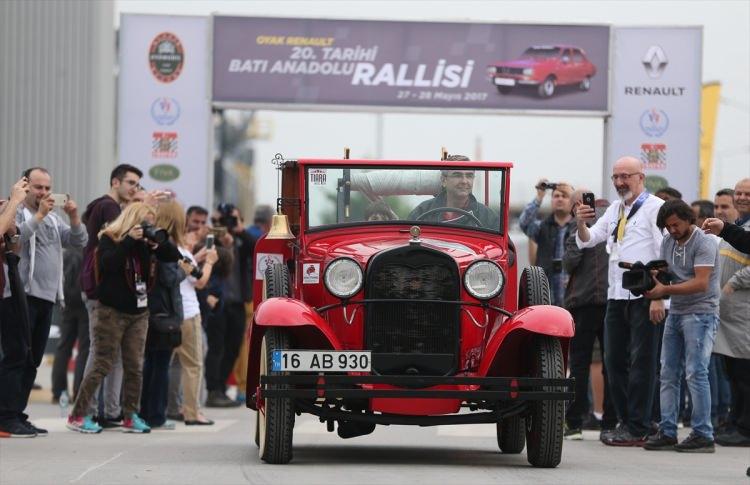 <p>Klasik Otomobil Kulübü tarafından, Oyak Renault iş birliğiyle bu yıl 20.'si düzenlenen "Tarihi Batı Anadolu Rallisi" start aldı.</p>
<p> </p>