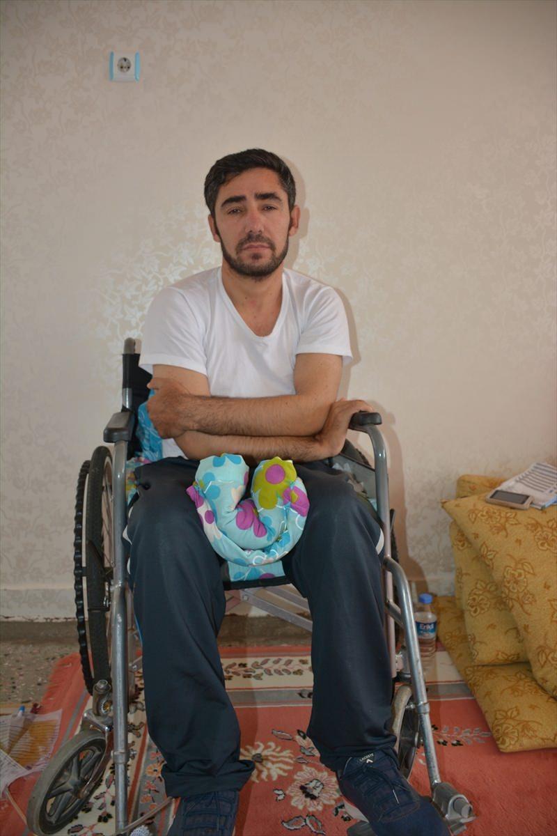 <p>Köylerinde barındırmak istemedikleri teröristlere karşı mücadele ederken PKK'lıların 15 ton patlayıcı yüklü kamyonu infilak ettirdiği saldırıda hayatını kaybedenler için Tanışık köyüne taziye ziyaretleri sürüyor.</p>

<p> </p>
