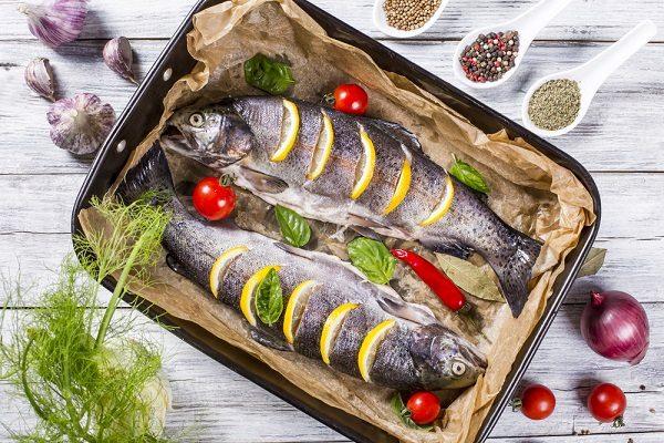 <p>Balığın cildinin parlak ve gergin, gözlerinin de canlı olması gerekir. Kafasından tuttuğunuz da kuyruğu aşağı doğru değil, tavada durduğu gibi dimdik durması önemlidir. Bunun yanı sıra balığın solungaçları pembe ve solungaç kapakları kapalı olmalıdır.</p>