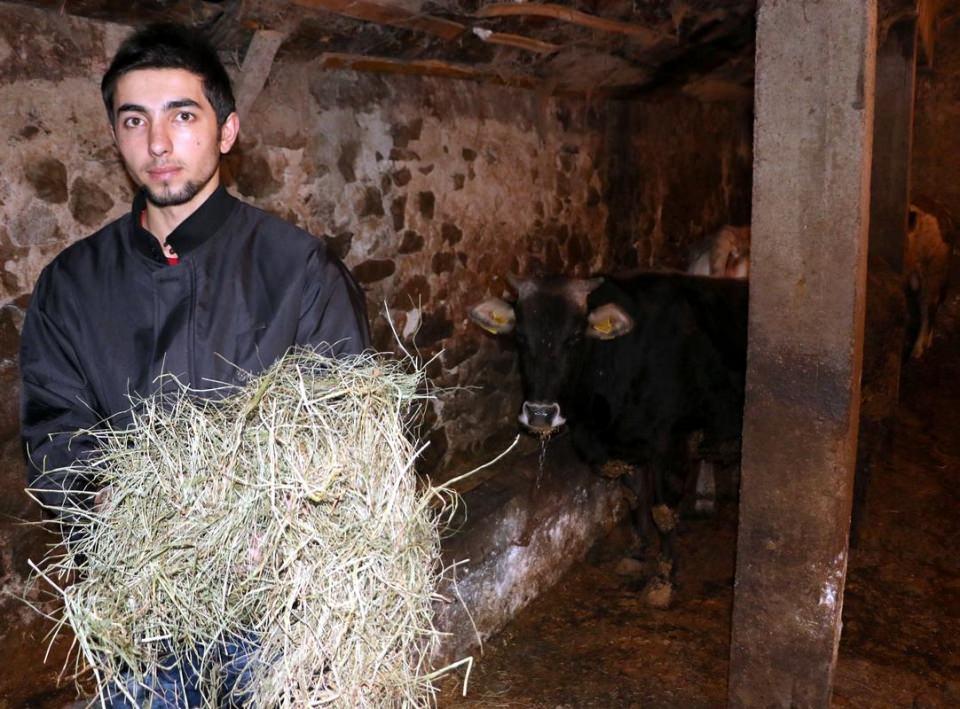 <p>Erzurum'da ailesiyle birlikte hayvancılıkla uğraşan ve çobanlık yapan Menderes Eren, 4 yıl önce başladığı sürat pateninde, Türkiye'nin Avrupa şampiyonalarında yarı final koşan ilk sporcusu olma başarısına, Katar'da katıldığı şampiyonada 4 altın, 1 gümüş madalya ekledi.</p>