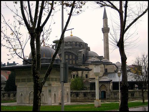 Sultan da, Kaptan-ı Derya olmasından dolayı Kılıç Ali Paşa'ya denize cami yapmasını söyler. Bunun üzerine çok üzülen Paşa, Mimar Sinan ile anlaşır ve Tophane rıhtımının kenarına taş, toprak, moloz yığarak caminin inşasına başlar. Kılıç Ali Paşa Camii deniz üzerine kurulan ilk camidir. 