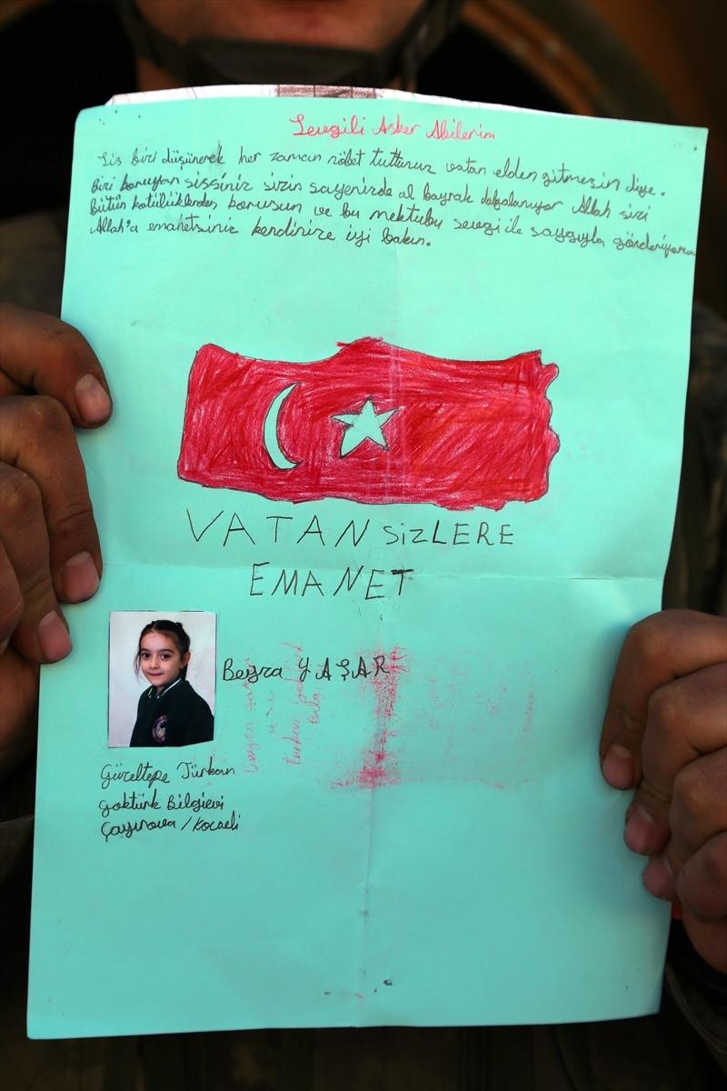 <p>Kocaeli Çayırova Belediyesi Türkan Göktürk Bilgievi öğrencileri ile Bursa'dan farklı okullarda okuyan öğrenciler, düzenlendikleri etkinlikler kapsamında Mehmetçik için mektup ve şiirler yazdı.</p>
<p> </p>