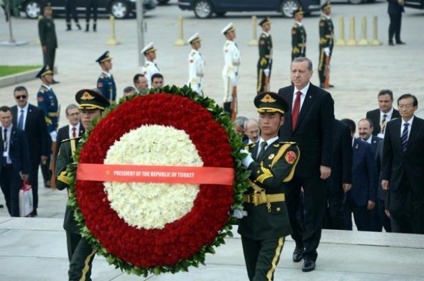 <p>Cumhurbaşkanı Recep Tayyip Erdoğan, Çin Halk Cumhuriyeti'nin başkenti Pekin'de Halkın Kahramanları Anıtı'nı ziyaret ederek çelenk koydu.</p>
