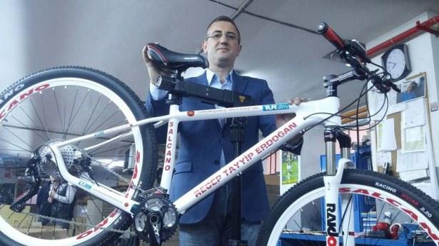<p>Bisikletin yapıldığı tesiste konuşan Akgül, "Cumhurbaşkanlığı Bisiklet Turu'nun hem Türkiye'nin bisikletinin tanıtılması açısından, hem de Türkiye'nin tanıtımı açısından büyük bir şans olarak görüyoruz" dedi.</p>
