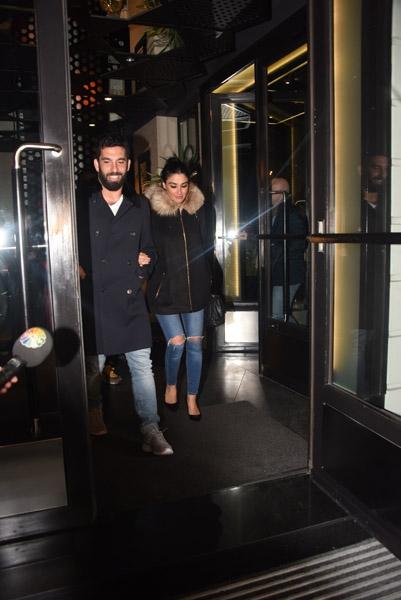 <p>Barcelona'ya transfer olan milli yıldız Arda Turan, önceki akşam sevgilisi Aslıhan Doğan, kardeşi Okan Turan ve arkadaşlarıyla Karaköy’deydi.</p>
