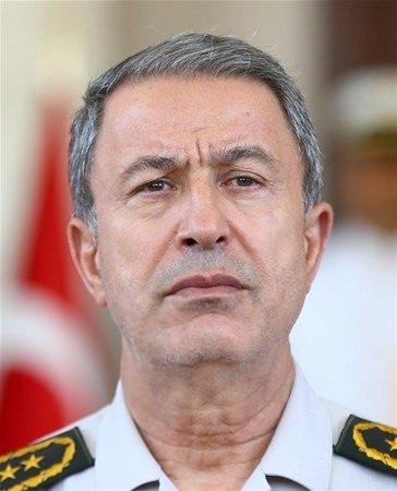 <p>Orgeneral Hulusi Akar dün Başbakan Binali Yıldırım ve Milli Savunma Bakanı Fikri Işık'la kameraların karşısına geçtiğinde boğazındaki darp izi dikkat çekti.</p>

<p> </p>
