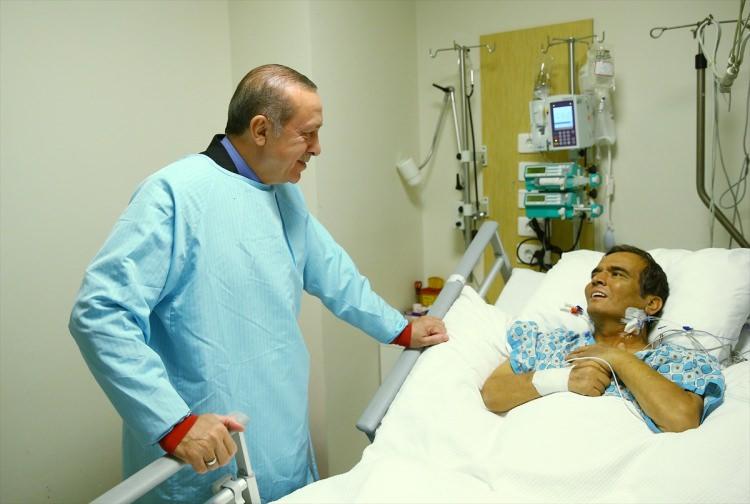 <p>Cumhurbaşkanı Recep Tayyip Erdoğan, olimpiyat ve dünya şampiyonu halterci Naim Süleymanoğlu'nu İstanbul’da ziyaret etti.</p>

<p>Cumhurbaşkanlığı kaynaklarından edinilen bilgiye göre, Cumhurbaşkanı Erdoğan, Afyonkarahisar’dan İstanbul’a geçmesinin akabinde, halen hastanede bulunan Süleymanoğlu’nun yanına uğradı.</p>

<p> </p>

<p> </p>

