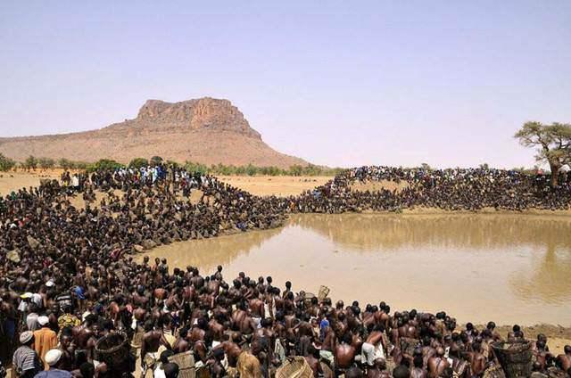<p>Yer Afrika Bandiagara bölgesi, yüksek sıcaklık suları kurutmuş.</p>
<p> </p>