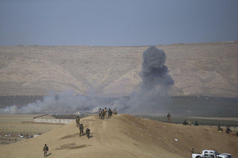 <p>Uluslararası Koalisyona bağlı uçaklar DEAŞ'e ait hedefleri bombaladı. Saldırı sonucu bölgeden dumanlar yükseldi.</p>

<p> </p>
