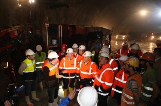 <p>Ovit Tüneli ile Karadeniz'i Doğu Anadolu'ya, Güneydoğu Anadolu'ya bağlamış olacaklarını vurgulayan Yazıcı, Tünelin tamamlanmasının ardından ticaret gelişecek. İyidere ilçesinde yapılacak olan lojistik üstle birlikte Mardin'e karşılıklı ticaret yapılabilecek. Medeniyete açılan en önemli yol. Kışın Ovit'in beş ay kapalı olduğunu düşündüğümüzde bunun kabul edilebilir tarafı yok. Aralık ayından nisan ayına kadar bağlantımız kesiliyor. Artık 2000'li yıllarda bunun kabulü mümkün değil. Yaklaşık 600 trilyonluk bir yatırım 2013 yılında başladı. İnşallah 2016 yılında tamamlanmış olacak ve iki medeniyeti bu tünelle birbirine bağlamış olacağız diye konuştu.</p>
