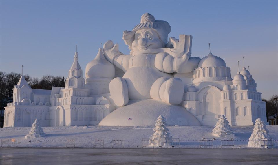 <p>Çin'in kuzeyindeki Harbin kentinde, bu yıl 29'uncusu düzenlenen Harbin Uluslararası Buz ve Kar Heykel Festivali'nde, kardan yapılan heykeller ziyaretçilerin beğenisine sunuldu.</p>

<p> </p>
