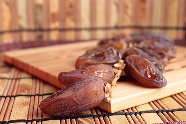 <p>"İçinde hurma olmayan evin halkı açtır." (Müslim, Ebu Davud ve Tirmizi)</p>

<p>"Temel gıda maddelerimizden olan hurma bir evde bulunmazsa o evin halkı aç sayılır." (Ebu Davud, İbn Mace)</p>
