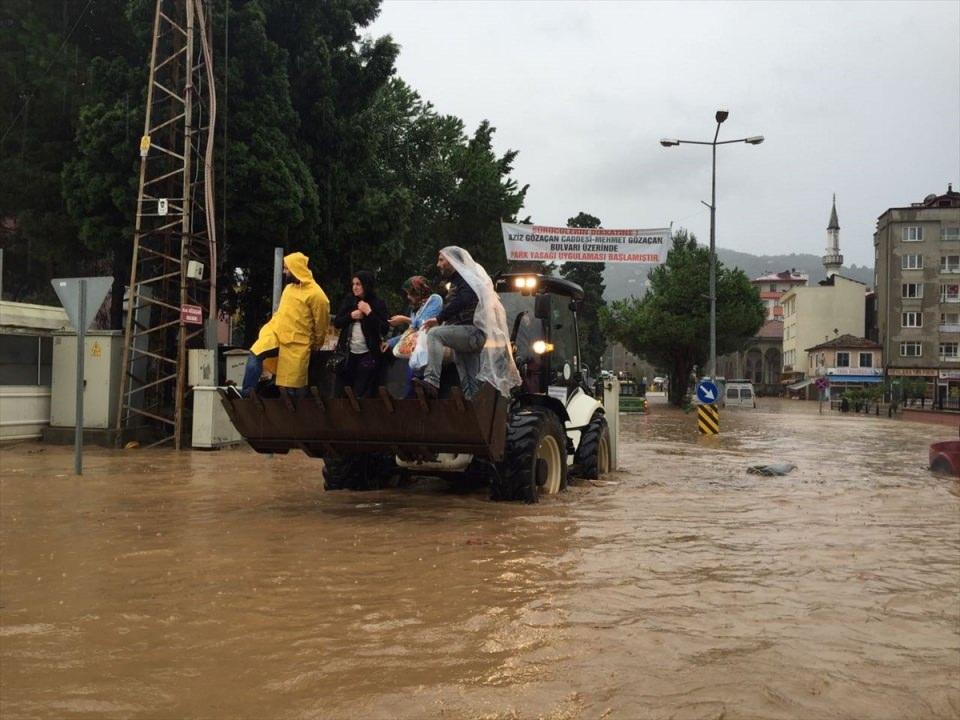 <p>Olayın ardından Trabzon Büyükşehir Belediyesi ve Beşikdüzü  Belediyesine bağlı iş makineleri ilçede temizlik çalışması başlattı.</p>

