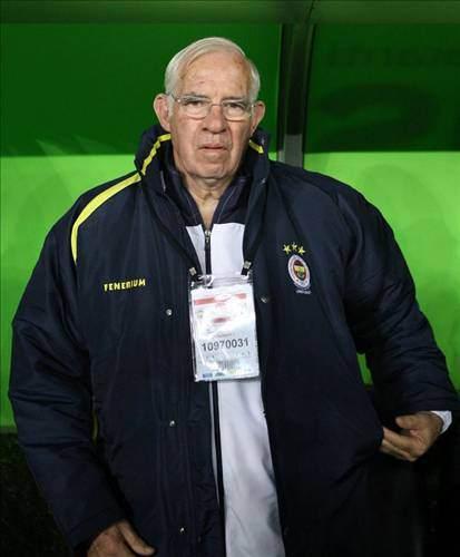 Alex'ten Aurelio yaratma projesi - EURO 2008’de İspanya’yı şampiyon yaptıktan sonra Fenerbahçe’nin başına getirilen Luis Aragones, oturmuş bir kadroya sahip olan sarı lacivertli takımın en önemli parçası olan Alex de Souza’yı orta sahanın ortasında kullanmaya çalışmıştı.