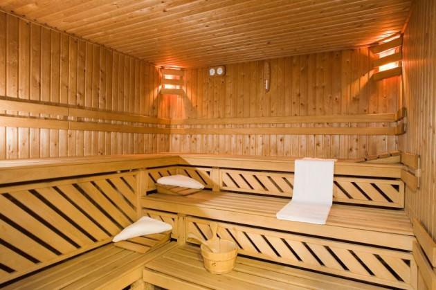 <p>SAUNA GİBİ SICAK ORTAMLARDA TERLEMEK ZAYIFLATIR – YANLIŞ Sauna gibi sıcak ortamlarda terleyerek kaybedilen yağ değil, sudur. Bu gibi sıcak ortamlar, organizmanın toksinlerden arınmasını, kasların gevşemesini, kırgınlığın atılmasını sağlar ancak zayıflatmaz. Hatta kilo kaybetme açısından bakacak olursak, soğuk sıcaktan daha etkili. (Vücut ısı üretmek için daha çok kalori harcıyor)</p>
