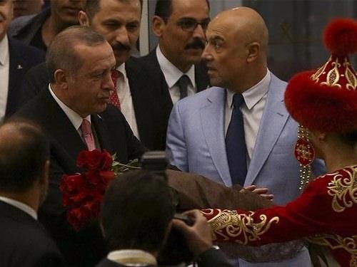 <p>Cumhurbaşkanı Erdoğan, Astana Uluslararası Havalimanı'na gelişinde Kazakistan Yatırımlar ve Kalkınma Bakanı Jenisbeg Kasımbek, Astana Vali Yardımcısı Sergey Haraşun, T&uuml;rkiye'nin Astana B&uuml;y&uuml;kel&ccedil;isi Nevzat Uyanık, T&uuml;rkiye'nin İslam İşbirliği Teşkilatı Daimi Temsilcisi B&uuml;y&uuml;kel&ccedil;i Salih Mutlu Şen ve diğer yetkililer tarafından karşılandı.&nbsp;</p>

