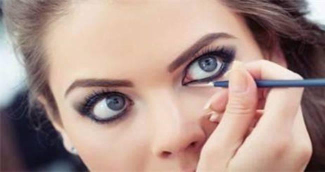 <p>Gözünüze eyeliner uygulamadan önce eğer eyeliner'ınız kalem şeklindeyse muhakkak yeteri kadar ucunun açık olduğundan emin olun.</p>

<p> </p>
