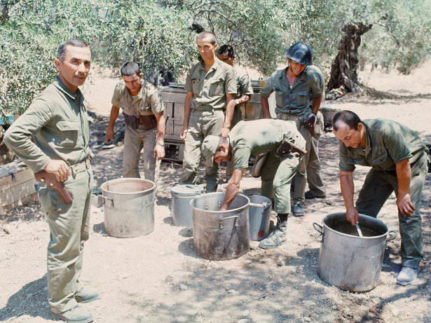 <p>Mehmetçikler Cephede Paylaştıkları Karavanalarını Temizlerken</p>

<p> </p>
