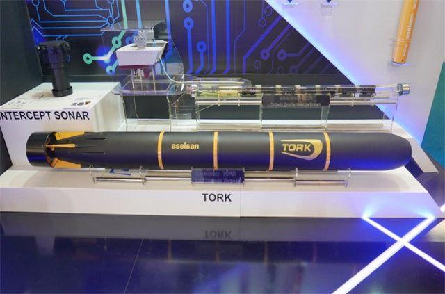 <p>TORK, su üstü gemilerine karşı atılacak olan akustik güdümlü, tel güdümlü, güdümsüz ve dümen suyuna güdümlü torpidoları imha etmek amacıyla geliştirilen bir anti-torpido torpido özelliği taşıyor. TORK, platforma yaklaşan torpido tehdidine hassas şekilde yaklaşarak tehditten olan mesafesi ve yönünü ölçüyor ve imha mesafesine geldiğinde patlayarak tehdidi yok ediyor veya görev yapamaz hale getiriyor.</p>
<p> </p>