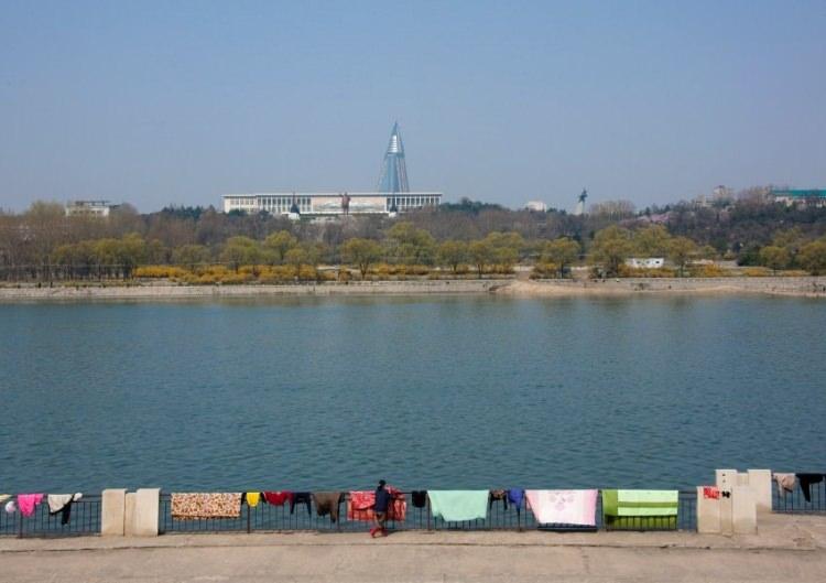 <p>Taedong Nehri'ne bahar ayında halılarını yıkayıp asanlar.</p>

