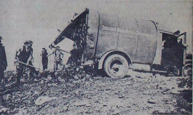 <p>101. İstanbul'un ilk otomatik çöp kamyonu, Şişli - Hürriyet Tepesi civarında görev başında. (Ekim 1936)</p>