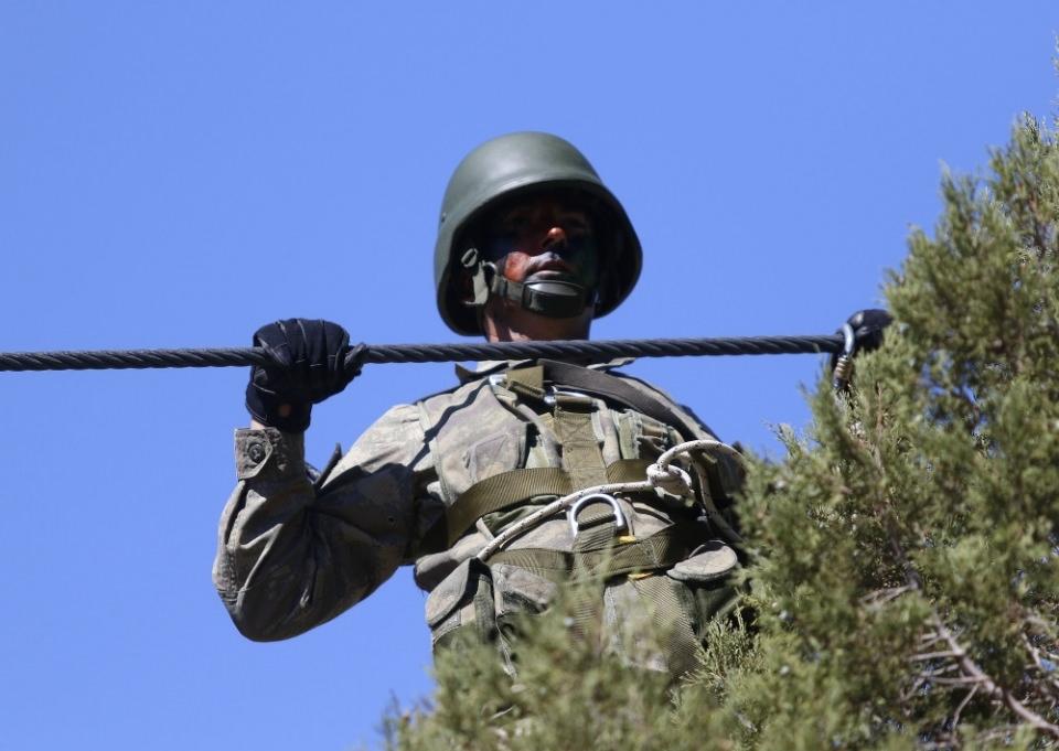 <p> Komando brövesi almak isteyenlerin eğitim alabileceği tek yer olan komutanlık, Türk Silahlı Kuvvetlerinin ihtiyacına göre çeşitli kurslar düzenleniyor. Kurslarda komando eğitiminin yanında kayak, su üstü, hava indirme, meskun mahallerde muharebe eğitimini de veriliyor. </p>